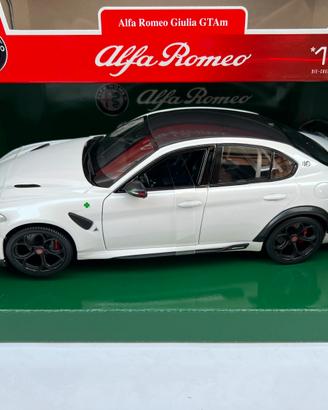 Alfa Romeo Giulia GTAM White 2020 1:18 Bburago