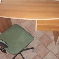 Scrivania da ufficio con sedia girevole