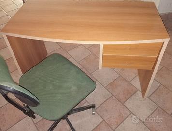 Scrivania da ufficio con sedia girevole