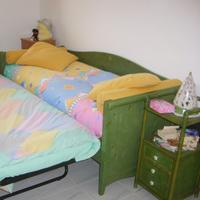 Cameretta verde con 2 letti, cassettone, comodino