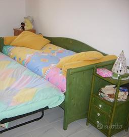 Cameretta verde con 2 letti, cassettone, comodino