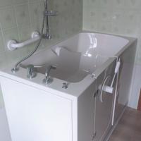 Vasca da bagno per disabili o anziani completa.