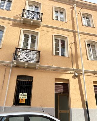Cagliari via Malta locale mq. 116 con 3 serrande