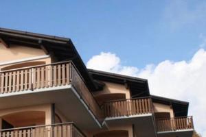 Appartamento con terrazzo e giardino (Selvino)