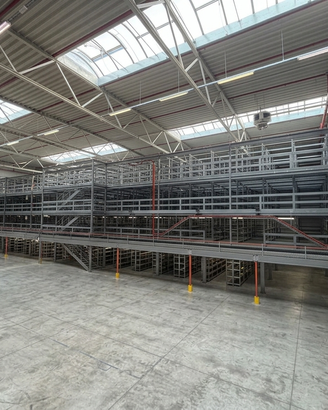 Struttura scaffalature soppalco porta abiti