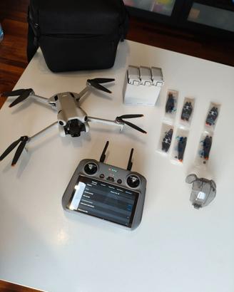 Drone DJI Mini 4 Pro Combo con telecomando rc2