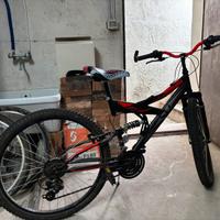 Bici shock absorber nera e rossa