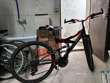 Bici shock absorber nera e rossa