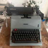 Macchina da scrivere olivetti 82