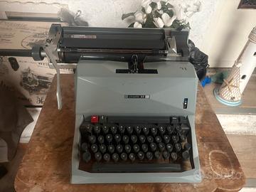Macchina da scrivere olivetti 82
