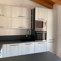 Cucina moderna completa con penisola