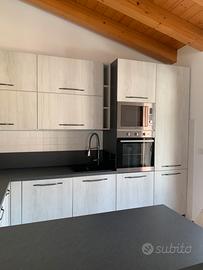 Cucina moderna completa con penisola