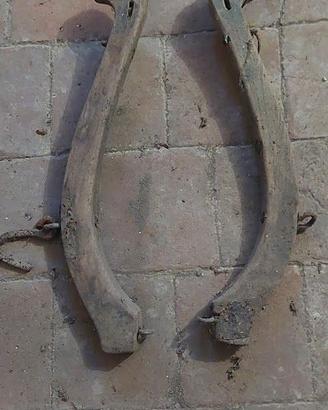 antico giogo  in legno per cavallo