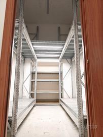 Scaffale metallico robusto componibile con ripiani