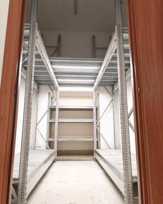 Scaffale metallico robusto componibile con ripiani