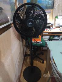 Ventilatore a piantana fisso e con oscillazione.
