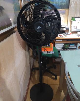 Ventilatore a piantana fisso e con oscillazione.