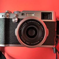 Fujifilm X100F con paraluce originale