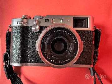 Fujifilm X100F con paraluce originale