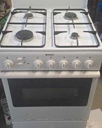 Cucina 4 fuochi gas metano con forno elettrico