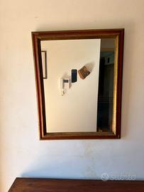 Specchio con cornice di legno