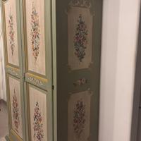 Armadio in legno dipinto a mano