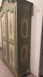 Armadio in legno dipinto a mano