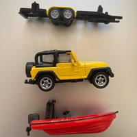 Jeep con rimorchio e canotto rosso