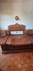 Letto antico in legno massello.