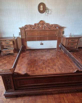 Letto antico in legno massello.
