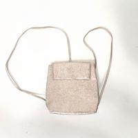 Zaino rosa con chiusura a bottone magnetico.