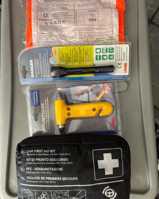 Kit sicurezza primo soccorso auto