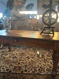 Tavolo da pranzo con cassetto