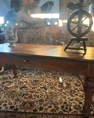 Tavolo da pranzo con cassetto