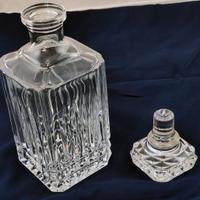 Bottiglia quadrata di cristallo con tappo