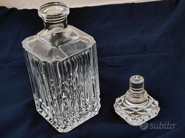 Bottiglia quadrata di cristallo con tappo