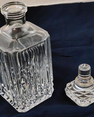 Bottiglia quadrata di cristallo con tappo