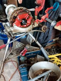Filettatrice ridgid con vari attrezzi