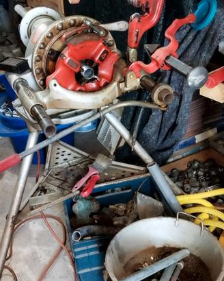 Filettatrice ridgid con vari attrezzi