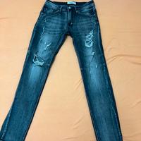 jeans strappati