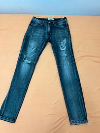 jeans strappati