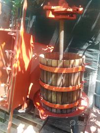 Torchio e pigiatrice per vino