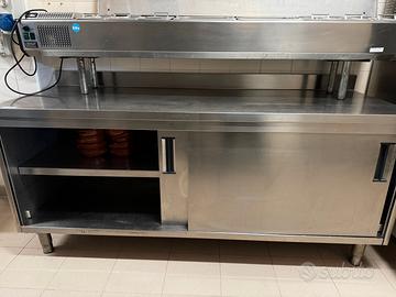 Tavolo-armadio con ripiano