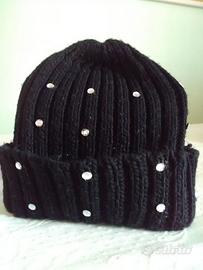 Cappello nero in acrilico, usato pochissimo