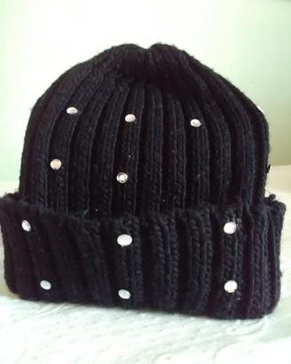 Cappello nero in acrilico, usato pochissimo