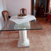 tavolo di cristallo con capitelli in marmo