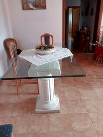 tavolo di cristallo con capitelli in marmo