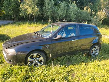 Alfa Romeo 147 - Per pezzi di ricambio 