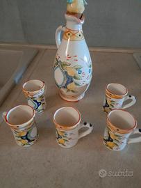 bottiglietta per liquori e bicchierini di ceramica