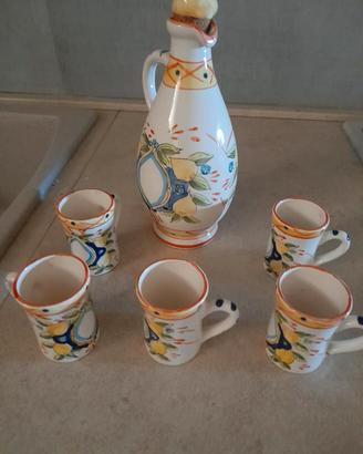 bottiglietta per liquori e bicchierini di ceramica